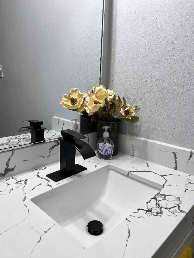 77072 New Remodeled Cute Townhome Sw Houston Exterior photo